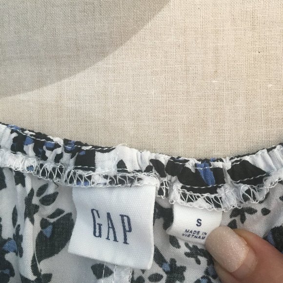Gap, sleeveless printed blouse, size S, abstract print is white/black/blue/lilac - Picture 4 of 6